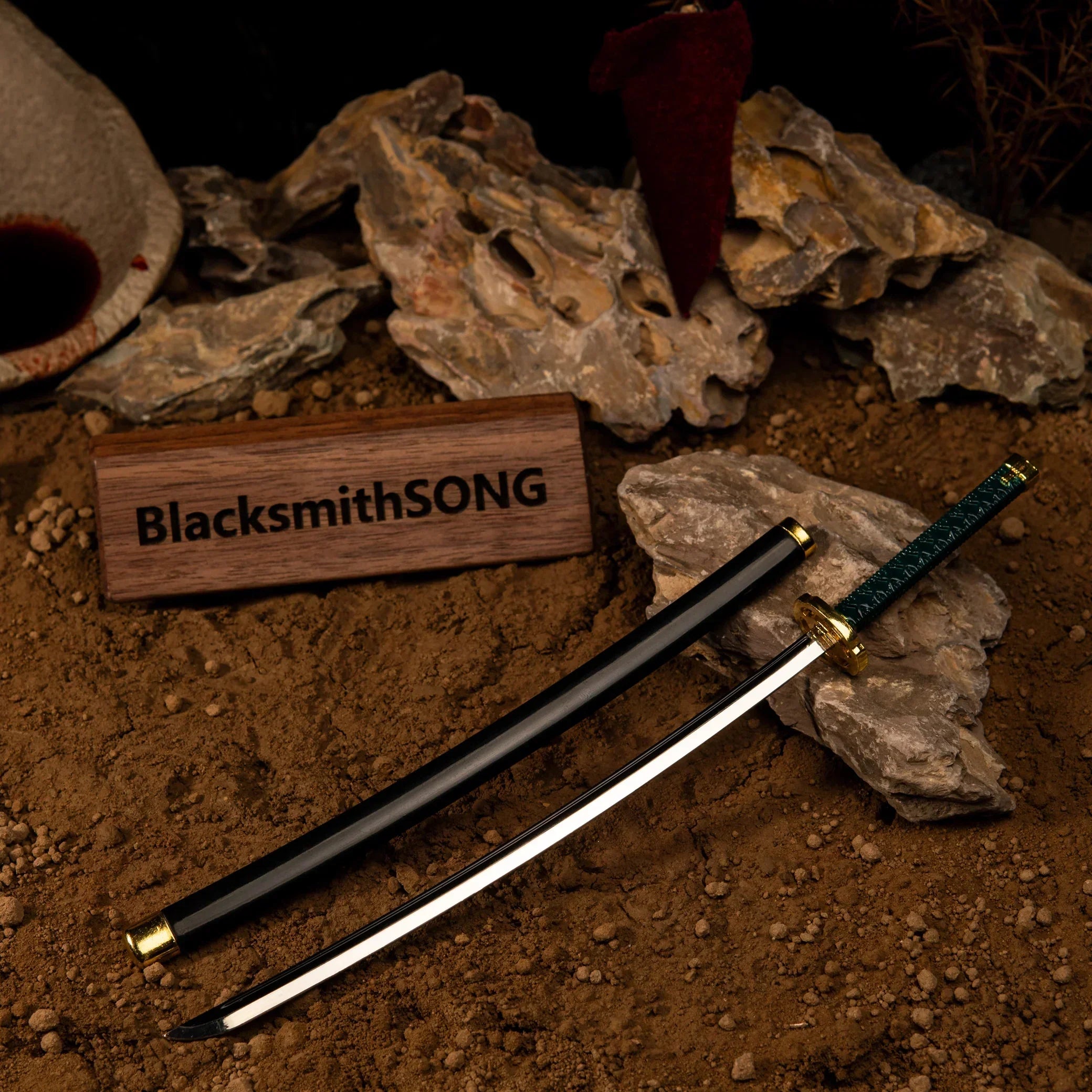 Reach is everything. 📏 This Nagakiba metal replica captures the insane length of the "Washing Pole" katana from Elden Ring. Displayed on a blood-soaked battlefield base, it's the ultimate tribute to Bloody Finger Hunter Yura. A must-have Elden Ring desk accessory for Dexterity builds.