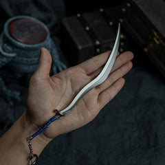 Carry the Bloodhound's Finesse with you! ?? This handheld shot shows the true scale of our Bloodhound's Fang replica. Made of solid zinc alloy, it features a keychain attachment, making it a versatile Elden Ring collectible. Perfect for your backpack or display shelf.