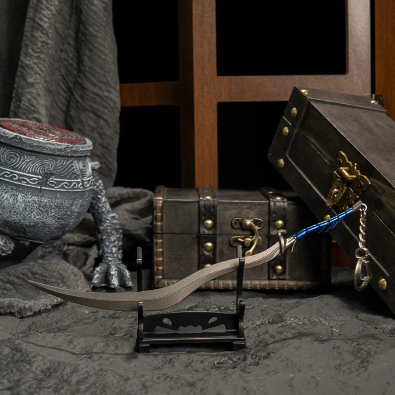 A treasure worthy of a Pot Friend! ?? This Bloodhound's Fang metal replica looks stunning displayed amongst your gaming loot. Featuring the iconic curved blade and weathered finish. The perfect Elden Ring desk accessory to sit alongside your Iron Fist Alexander figure.-Small display stand