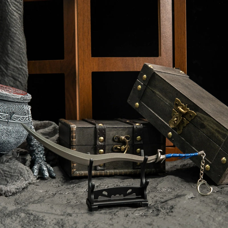 A treasure worthy of a Pot Friend! ?? This Bloodhound's Fang metal replica looks stunning displayed amongst your gaming loot. Featuring the iconic curved blade and weathered finish. The perfect Elden Ring desk accessory to sit alongside your Iron Fist Alexander figure.-Small display stand