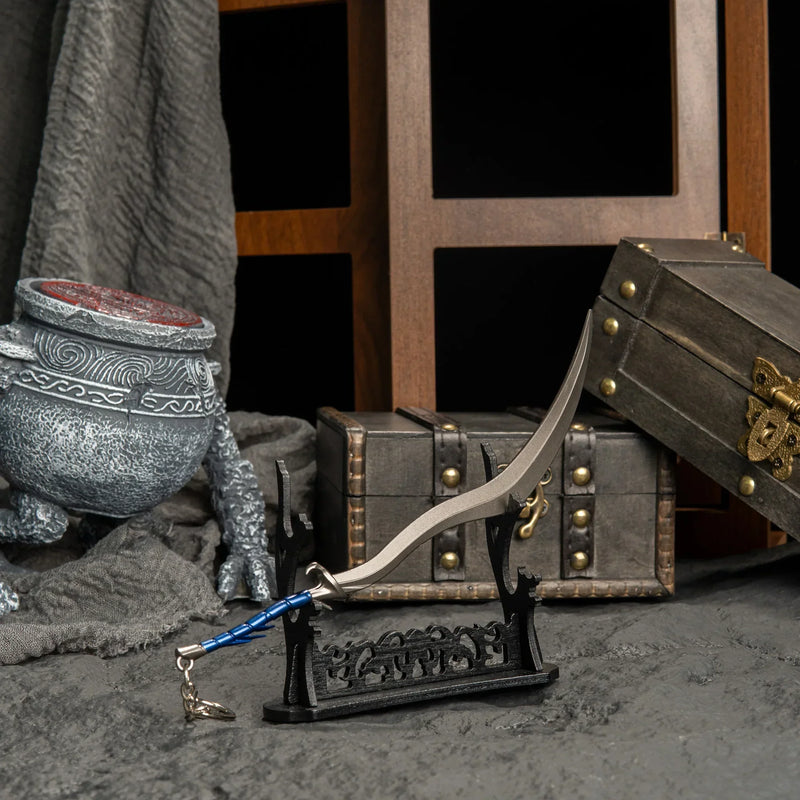 A treasure worthy of a Pot Friend! ?? This Bloodhound's Fang metal replica looks stunning displayed amongst your gaming loot. Featuring the iconic curved blade and weathered finish. The perfect Elden Ring desk accessory to sit alongside your Iron Fist Alexander figure.-Large display rack