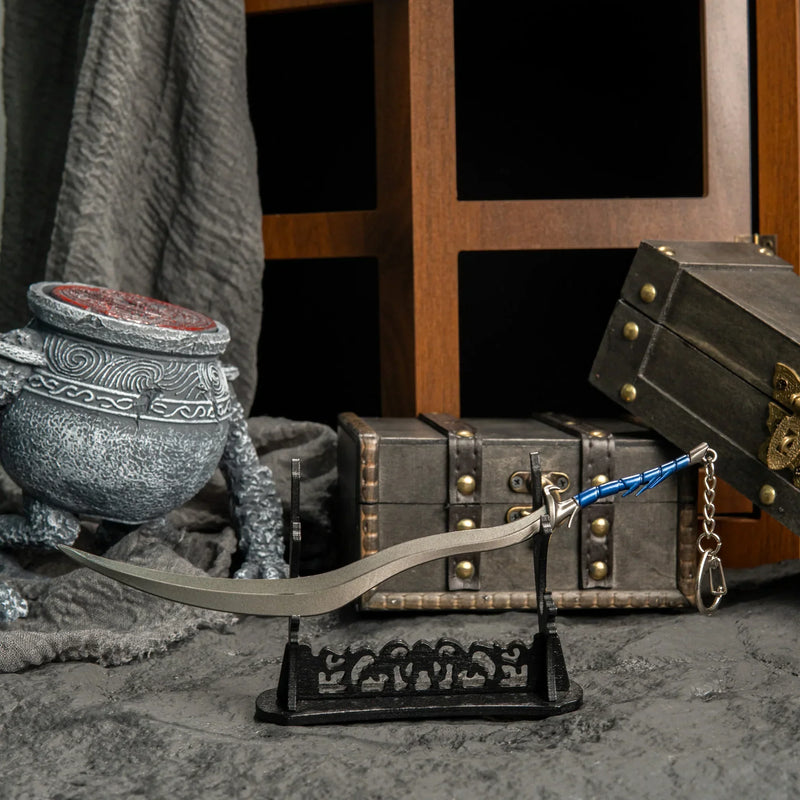 A treasure worthy of a Pot Friend! ?? This Bloodhound's Fang metal replica looks stunning displayed amongst your gaming loot. Featuring the iconic curved blade and weathered finish. The perfect Elden Ring desk accessory to sit alongside your Iron Fist Alexander figure.-Large display rack