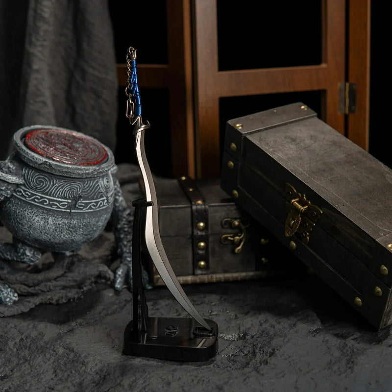 A treasure worthy of a Pot Friend! ?? This Bloodhound's Fang metal replica looks stunning displayed amongst your gaming loot. Featuring the iconic curved blade and weathered finish. The perfect Elden Ring desk accessory to sit alongside your Iron Fist Alexander figure.-Vertical display rack