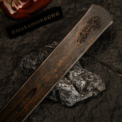 Zoom in on the tragedy of House Marais. ?? This Marais Executioner's Sword replica features incredible briar thorn details engraved on the blade tip. The antique copper finish gives it a battle-worn, historic look. A unique piece of metal art for Elden Ring collectors who appreciate the lore.