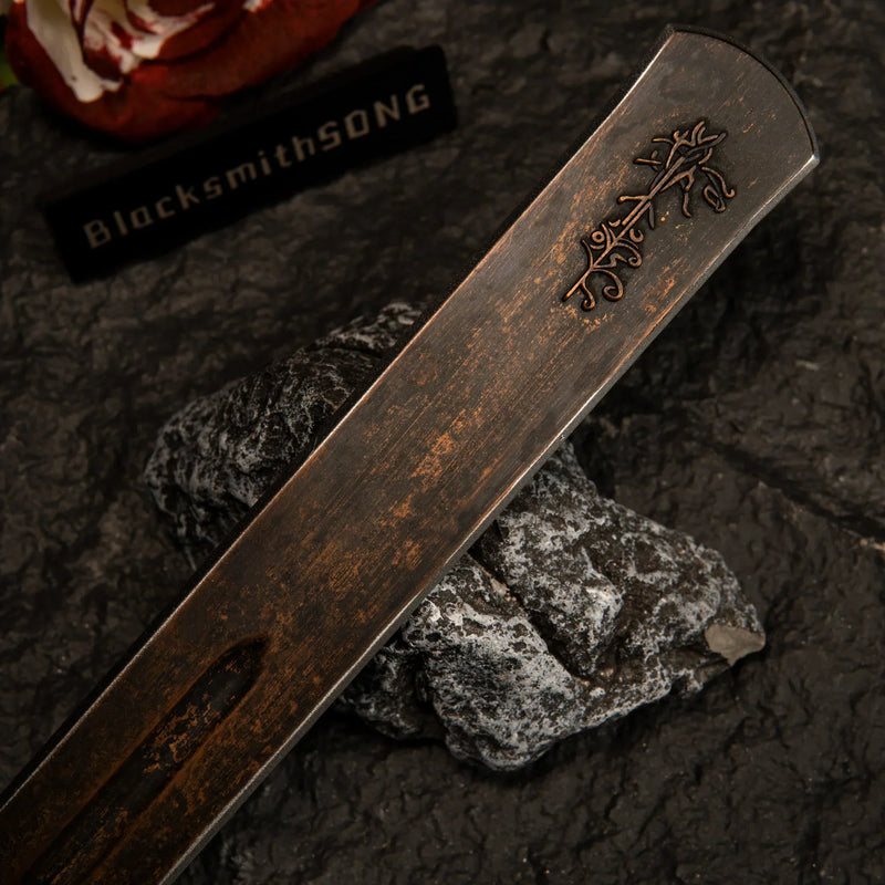 Zoom in on the tragedy of House Marais. ?? This Marais Executioner's Sword replica features incredible briar thorn details engraved on the blade tip. The antique copper finish gives it a battle-worn, historic look. A unique piece of metal art for Elden Ring collectors who appreciate the lore.