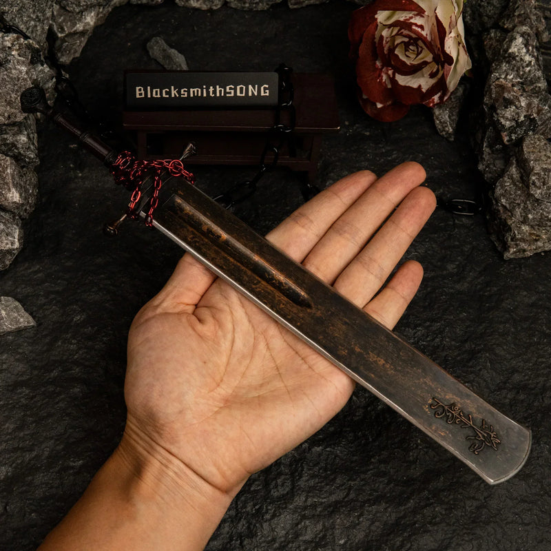 Wield the power of Eochaid! ?? This handheld shot reveals the realistic 30cm scale and the heavy, weathered copper finish of our Marais Executioner's Sword replica. Notice the intricate briar details on the blade. A solid zinc alloy collectible for any Elden Ring fan.