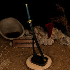 Bring the Way of the Samurai to your desk.  This Nagakiba metal replica looks sharp displayed on a traditional sword stand. The black scabbard and gold accents make it a stylish gaming room decoration for any Elden Ring fan. A subtle nod to the Bloody Finger Hunter. - Vertical display rack