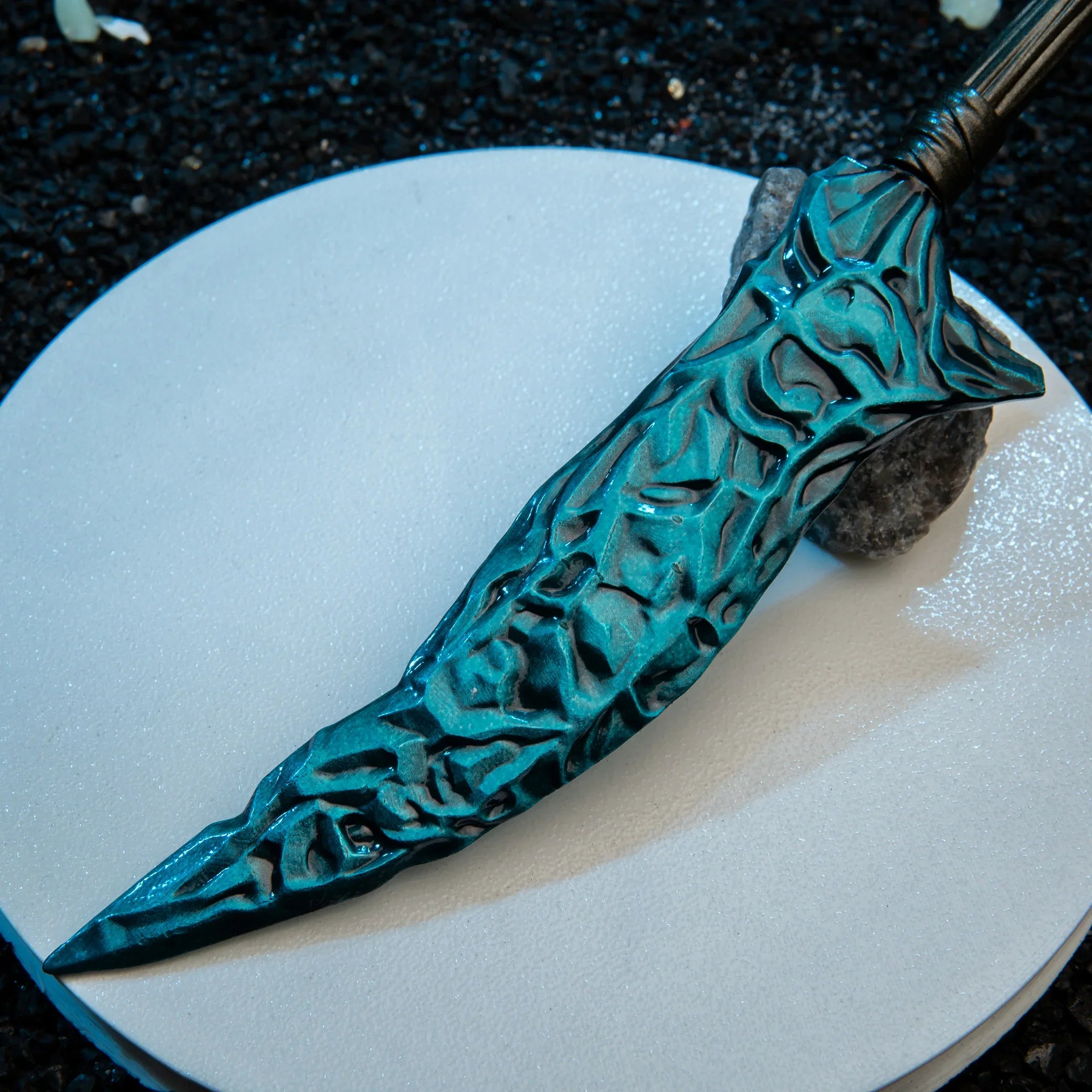 Crystal Knife replica — Elden Ring dagger, faceted blade and wrapped grip on a plain backdrop.