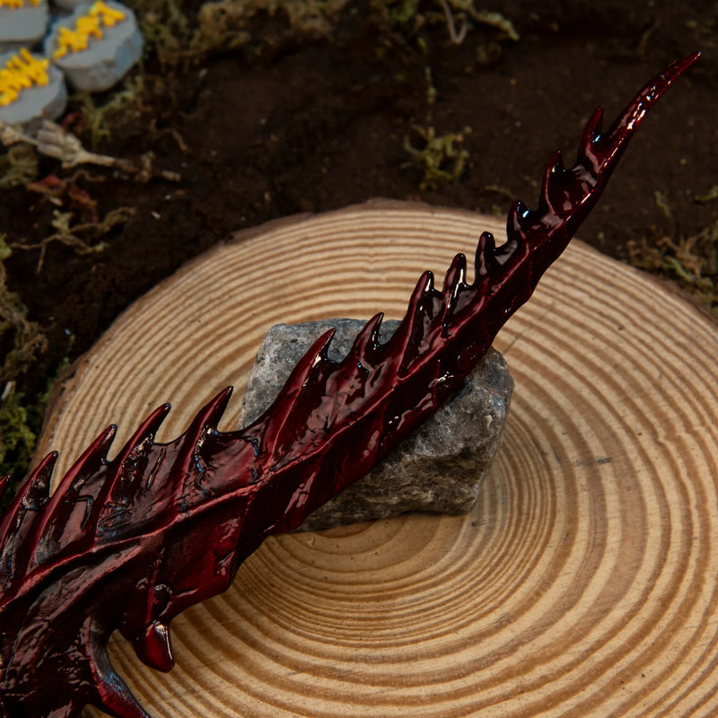 Detailed view of the jagged serrated blade and painted crimson blood effect on the zinc alloy Reduvia replica.