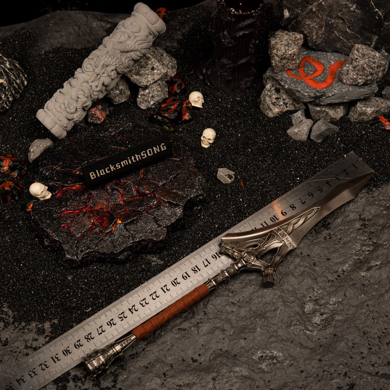 Serpent-Hunter metal replica placed next to a metal measuring ruler, confirming a total length of approximately 30 centimeters.