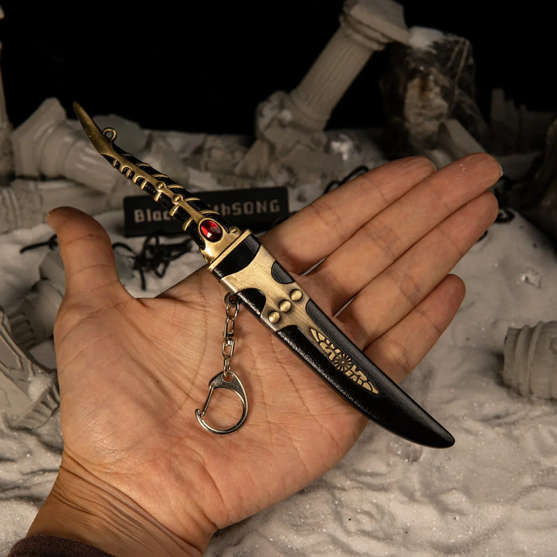 Catspaw Dagger replica (18cm die-cast zinc alloy dagger) — held in hand for scale.
