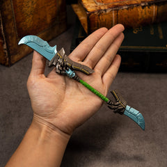 Cloudsong Glaive replica (22cm die-cast zinc alloy polearm) — held in hand for scale.