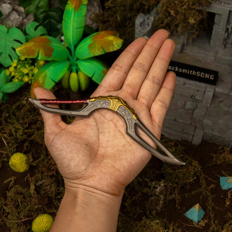 Giant Boomerang replica (17cm die-cast zinc alloy) — held in hand for scale.