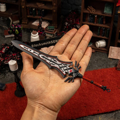 Royal Guard's Claymore replica (20.5cm die-cast zinc alloy sword) — held in hand for scale.