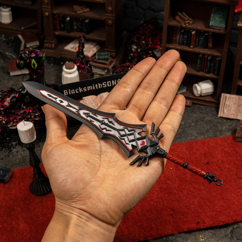 Royal Guard's Claymore replica (20.5cm die-cast zinc alloy sword) — held in hand for scale.